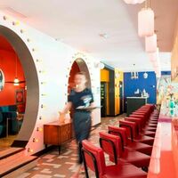 Bar avec vue salon Red-Wall