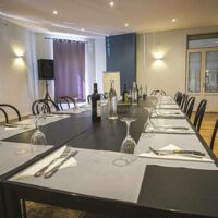 Salle de réception au 1er étage configuration repas à table