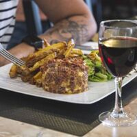 Tartare au couteau avec nos frites maison
