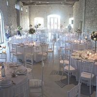 Salle de réception tables rondes
