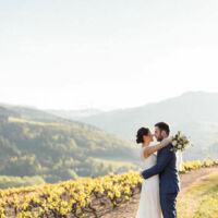 Photo de couple dans les vignes du Domaine - Photo by Lena G Photography