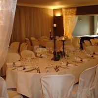 Salle dressée chaises houssées
