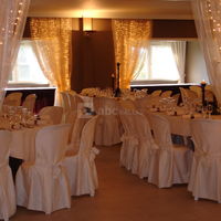 Salle dressée chaises houssées