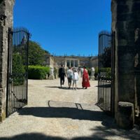 COUR D'HONNEUR POUR ACCEUIL DES CONVIVES