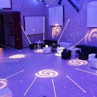La salle de réception entièrement équipée en son et lumière