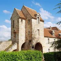 Tour du château de montramé