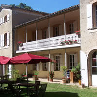 La façade de la maison principale