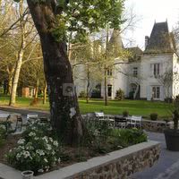 Derrière le manoir