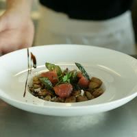 Boeuf confit, pétales de basilic, jeunes girolles