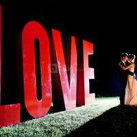 Les mariés devant le love