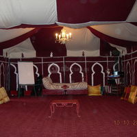 Vue intérieure de la salle de réception : chapiteau marocain