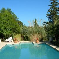 Vue piscine arborée