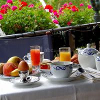 Petit déjeuner sur la terrasse face au lac et ses jardins