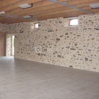 La salle et ses murs à pierre vue