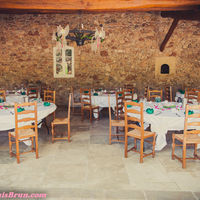 Tables rondes en terrasse