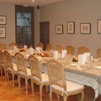 Une grande table au chai