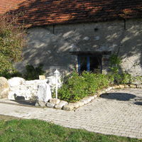 Ferme de la haute maison - l'entrée de la salle et l'une de ses terrasses