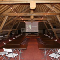 La salle plénière boisée à l'étage