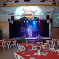 Salle de réception avec scène et écran géant