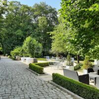 Grande terrase pavée avec salons