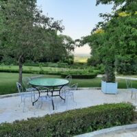 Grande terrasse pavée avec mobilier de jardin
