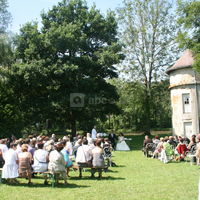 Devant le clocher du pigeonnier