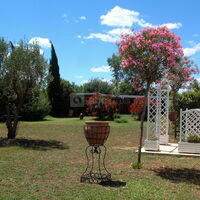 Jardin devant la salle et Pergolas