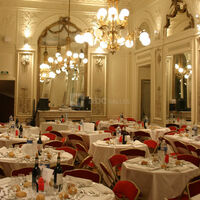 Dîner assis, tables dressées