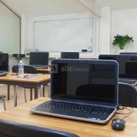 Salle Apollon en classe équipée de 12 ordinateurs