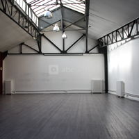 Salle verrière vide en journée