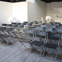 Salle bar en mode réunion
