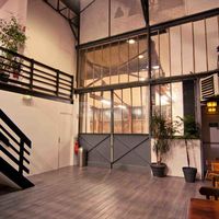 Salle verrière en bas le soir