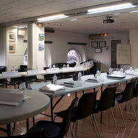 Salle en mode réunion de travail
