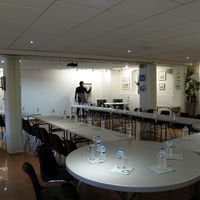 Salle en mode réunion de travail