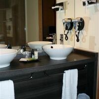 Salle de bain équipée baignoire et douche
