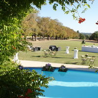 Vue d'ensemble sur la piscine et le parc