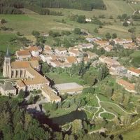 Vue aérienne - abbaye et le village d'autrey