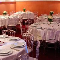Tables préparées pour le repas