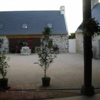 La cour fermée vue du hangar