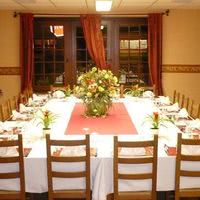 Salon agencé pour repas de fête