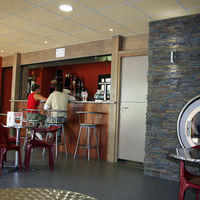 Le bar et sa cheminée