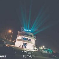 Le Yacht, le soir s'illumine