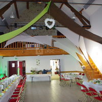 Salle décorée pour un mariage