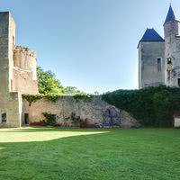 Cour du château - tour des Barres