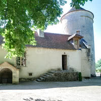 Cour du château - Pigeonnier et gîte attenant