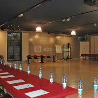 Salle en u pour 65 participants