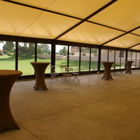 Espace cocktail couvert avec manges debout