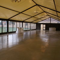 Espace cocktail couvert avec buffet