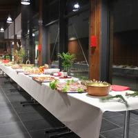 Buffet dans la salle des pas perdus