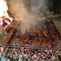 Viande grillée à la cheminée